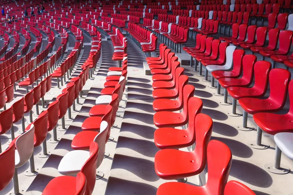赤い椅子の大きい競技場の観覧席 — ストック写真