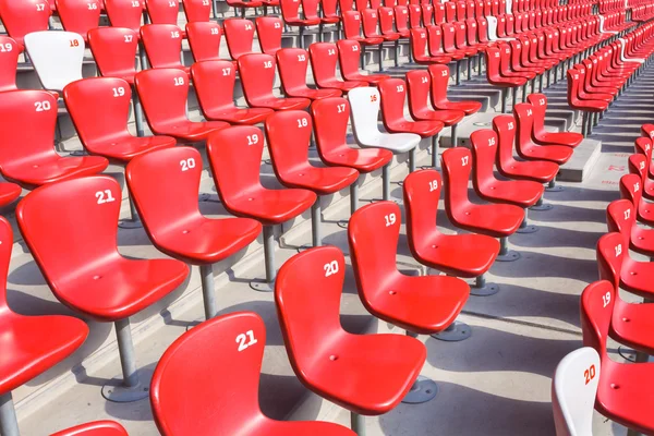 Czerwone krzesła trybuny w duży stadion — Zdjęcie stockowe