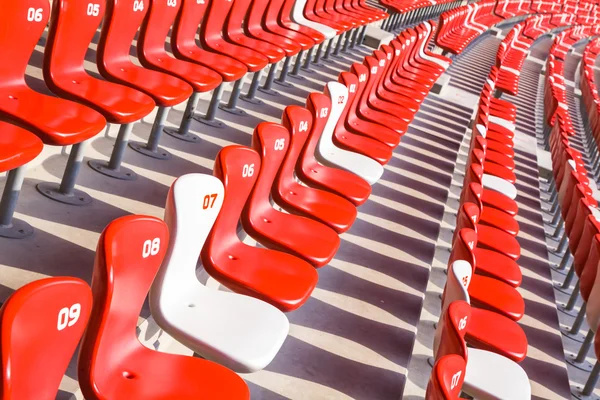 Красные стулья на большом стадионе — стоковое фото