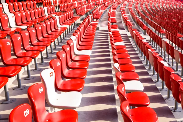 Czerwone krzesła trybuny w duży stadion — Zdjęcie stockowe
