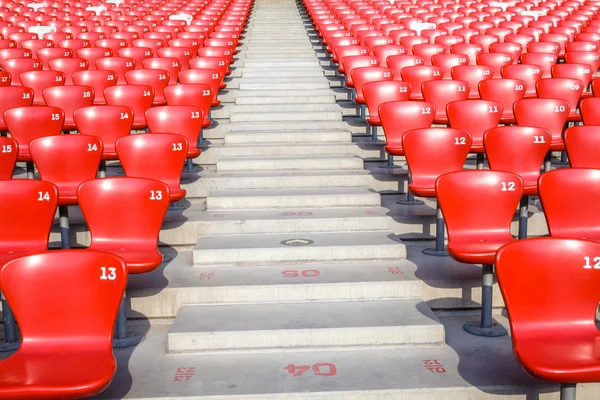 Czerwone krzesła trybuny w duży stadion — Zdjęcie stockowe