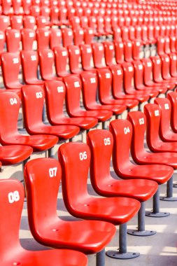 kırmızı büyük stadyum tribünde sandalyeler