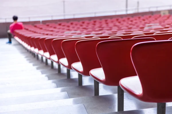 Czerwone krzesła trybuny w duży stadion — Zdjęcie stockowe