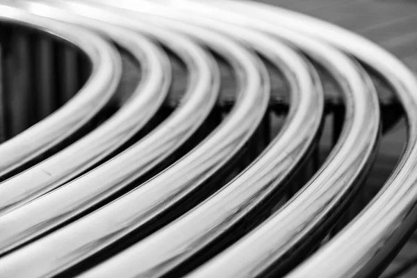 Абстрактний вигнутий металевий стілець трубки — стокове фото