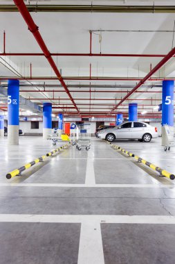 Otopark, yeraltı otoparkı, park halindeki birkaç araba.