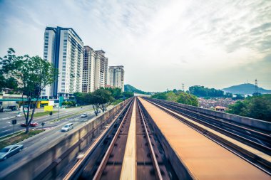 kuala Lumpur Şehir Merkezi aracılığıyla gökyüzü tren