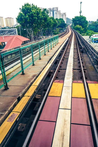 Sky treno attraverso il centro della città a Kuala Lumpur — Foto Stock