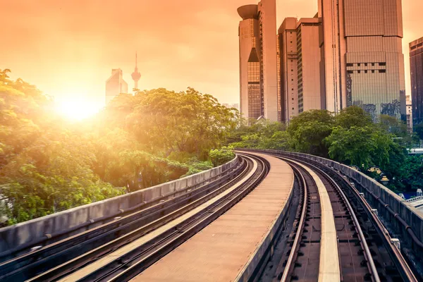 Sky treno attraverso il centro della città a Kuala Lumpur — Foto Stock