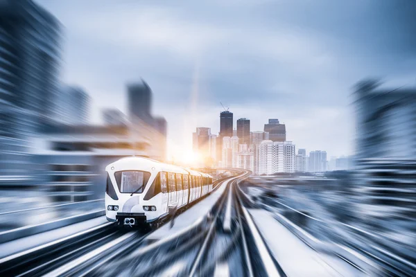 Tren aéreo a través del centro de la ciudad en Kuala Lumpur, desenfoque de movimiento —  Fotos de Stock