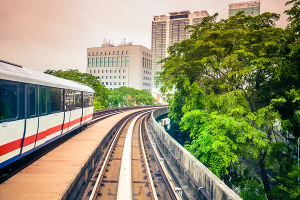 Sky treno attraverso il centro della città a Kuala Lumpu — Foto Stock