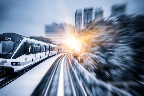 Sky trem através do centro da cidade em Kuala Lumpur, borrão de movimento — Fotografia de Stock