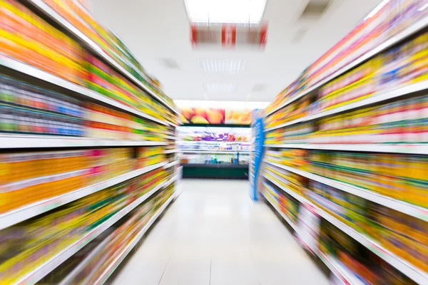 Corridoio vuoto del supermercato, sfocatura del movimento — Foto Stock
