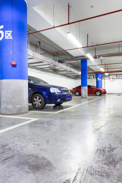 Parkeergarage, ondergronds interieur met enkele geparkeerde auto 's — Stockfoto