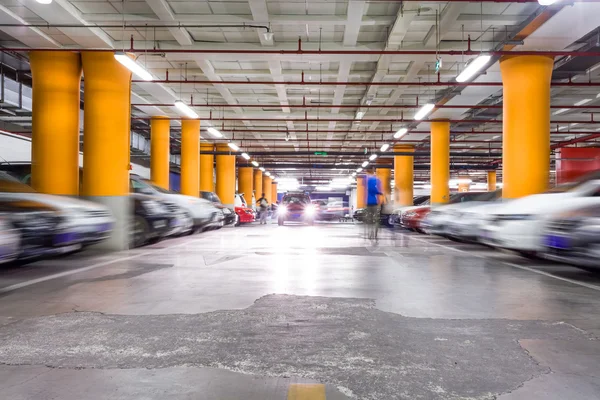Паркінг гараж, підземний інтер'єр з кількома припаркованими машинами — стокове фото