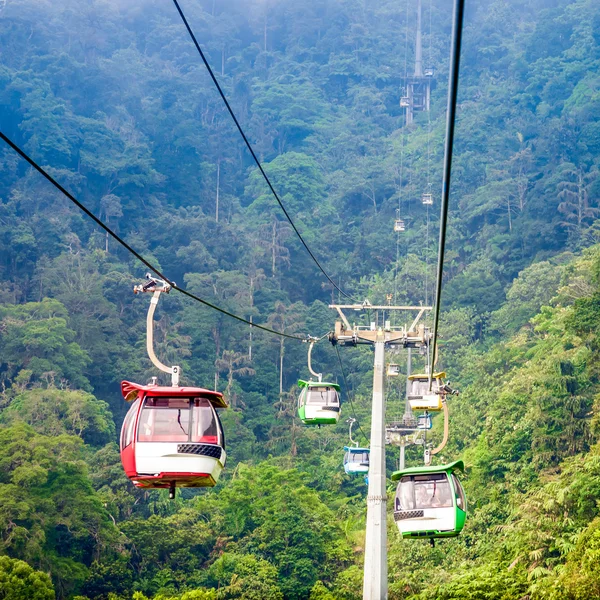 Trens aéreos se movendo em montanhas tropicais da selva — Fotografia de Stock