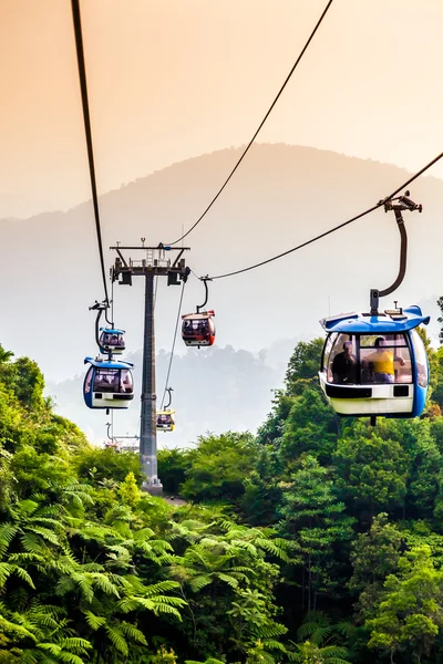 架空索道在热带丛林山区向上移动 — 图库照片