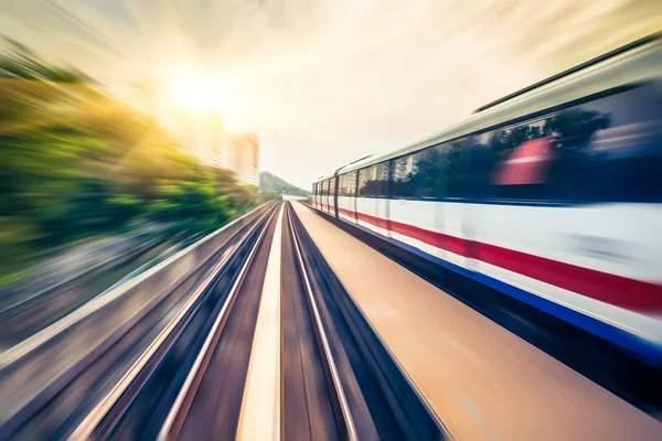 Tren aéreo a través del centro de la ciudad en Kuala Lumpur, desenfoque de movimiento — Foto de Stock