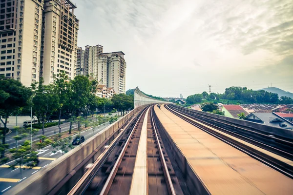 Sky treno attraverso il centro della città a Kuala Lumpur — Foto Stock