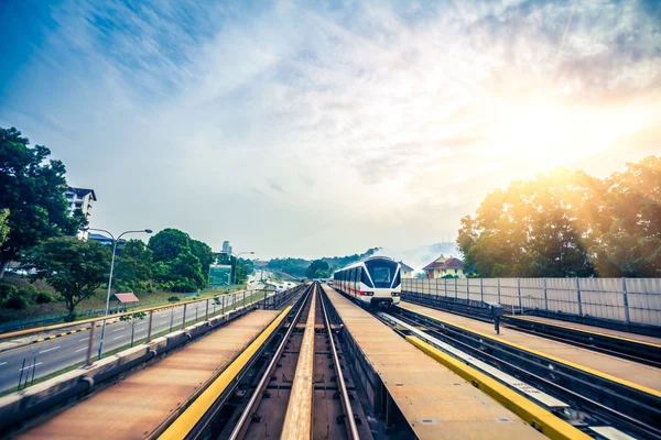 Hemel trein door het centrum in kuala lumpur — Stockfoto