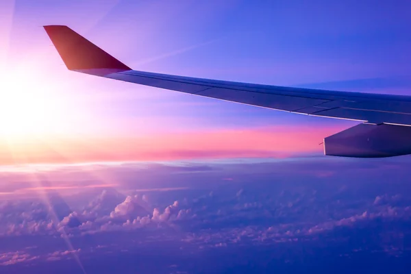 Avion dans le ciel au lever du soleil — Photo