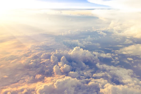 Nuvole e cielo visti attraverso la finestra di un aereo — Foto Stock