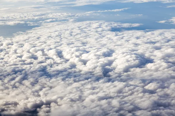 Wolken und blauer Himmel vom Flugzeug aus gesehen — Stockfoto