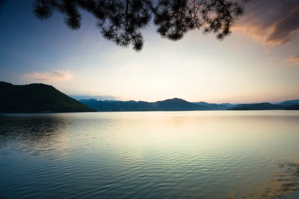 Tranquillo lago sotto il tramonto — Foto Stock