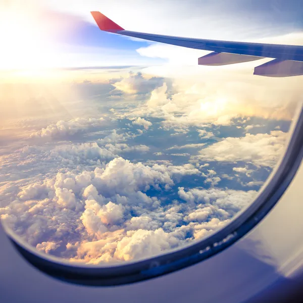 Nuvens e céu como visto através da janela de uma aeronave Fotos De Bancos De Imagens