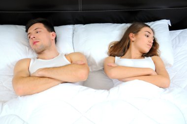 Yatağa uzanmış üzgün sevgililer. Aile çatışması