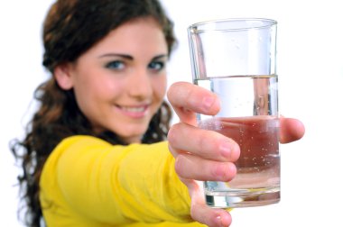 Beyaz stüdyo çekim içme suyu izole çekici beyaz gülümseyen kadın portresi