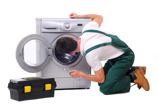 Reparador mirando dentro de la lavadora — Foto de Stock