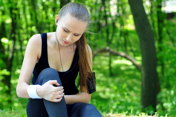 Esporte mulher segurando sua perna ferida — Fotografia de Stock