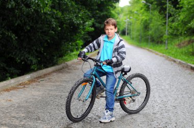 Bisikletli şirin bir çocuğun portresi.