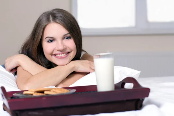 Frühstück im Bett — Stockfoto