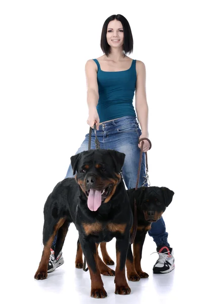 Женщина с собакой ротвейлера — стоковое фото