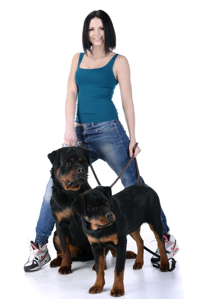 Donna con un cane Rottweiler — Foto Stock