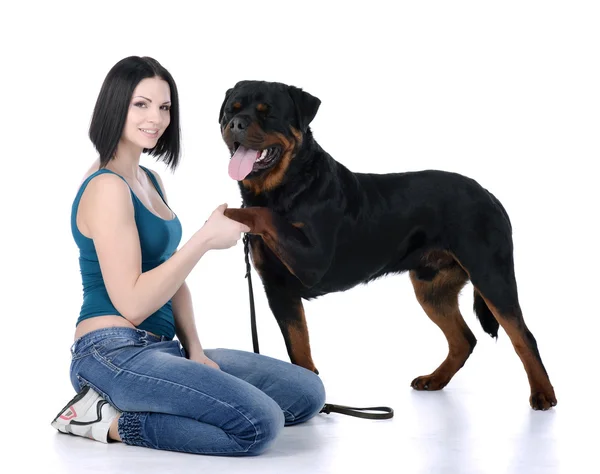 Vrouw met een rottweiler hond — Stockfoto