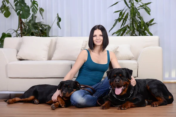 Kvinna med en rottweiler hund — Stockfoto