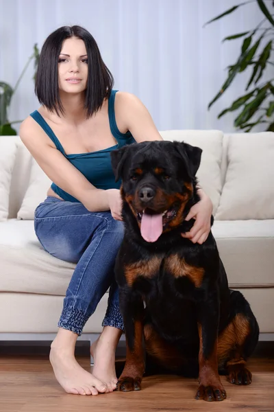 Kvinna med en rottweiler hund — Stockfoto