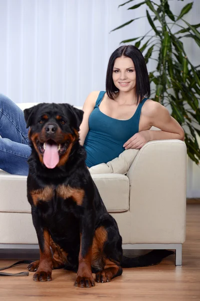 Donna con un cane Rottweiler — Foto Stock