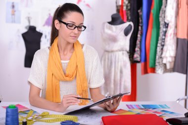 Tasarımcısı giyim