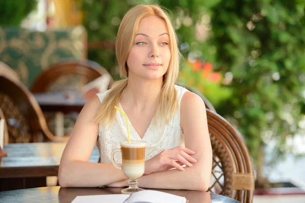 Kvinnan på kaféet — Stockfoto