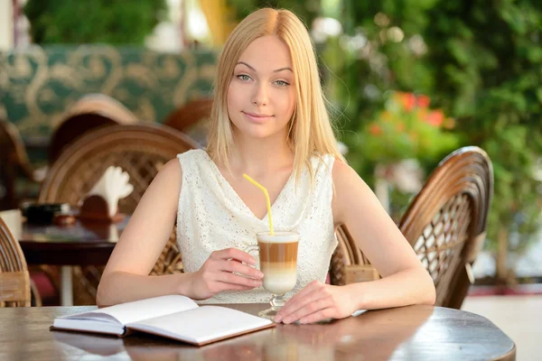 Kvinnan på kaféet — Stockfoto
