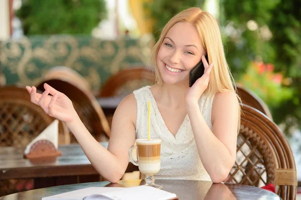 Frau im Café — Stockfoto