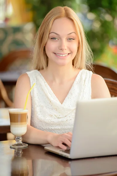 Femme dans le café — Photo