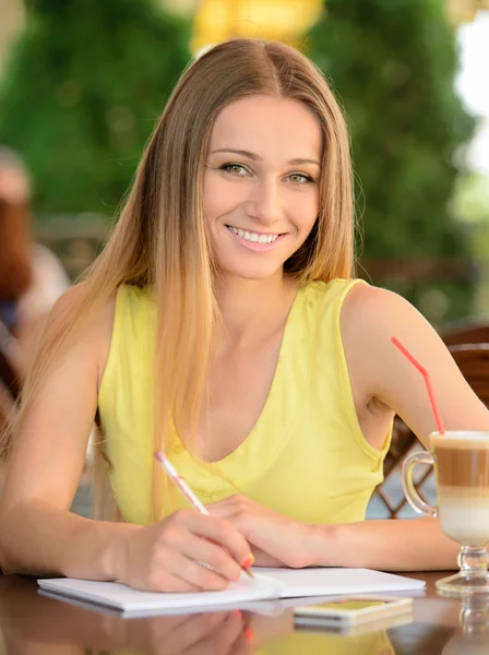 Vrouw in café — Stockfoto