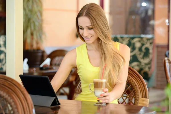 Vrouw in café — Stockfoto