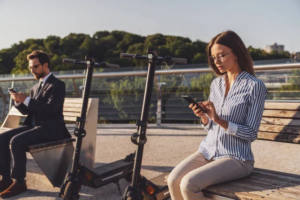 Jonge Zakenman Zakenvrouw Zitten Een Bank Het Gebruik Van Hun — Stockfoto