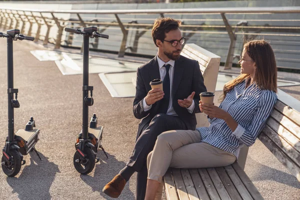 Junge Geschäftsleute Und Geschäftsfrauen Kommunizieren Auf Einer Bank Sitzend Und — Stockfoto