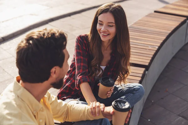 Birkaç genç turist sabah kentte yürürken bankta oturup kahve içerken konuşuyorlardı..